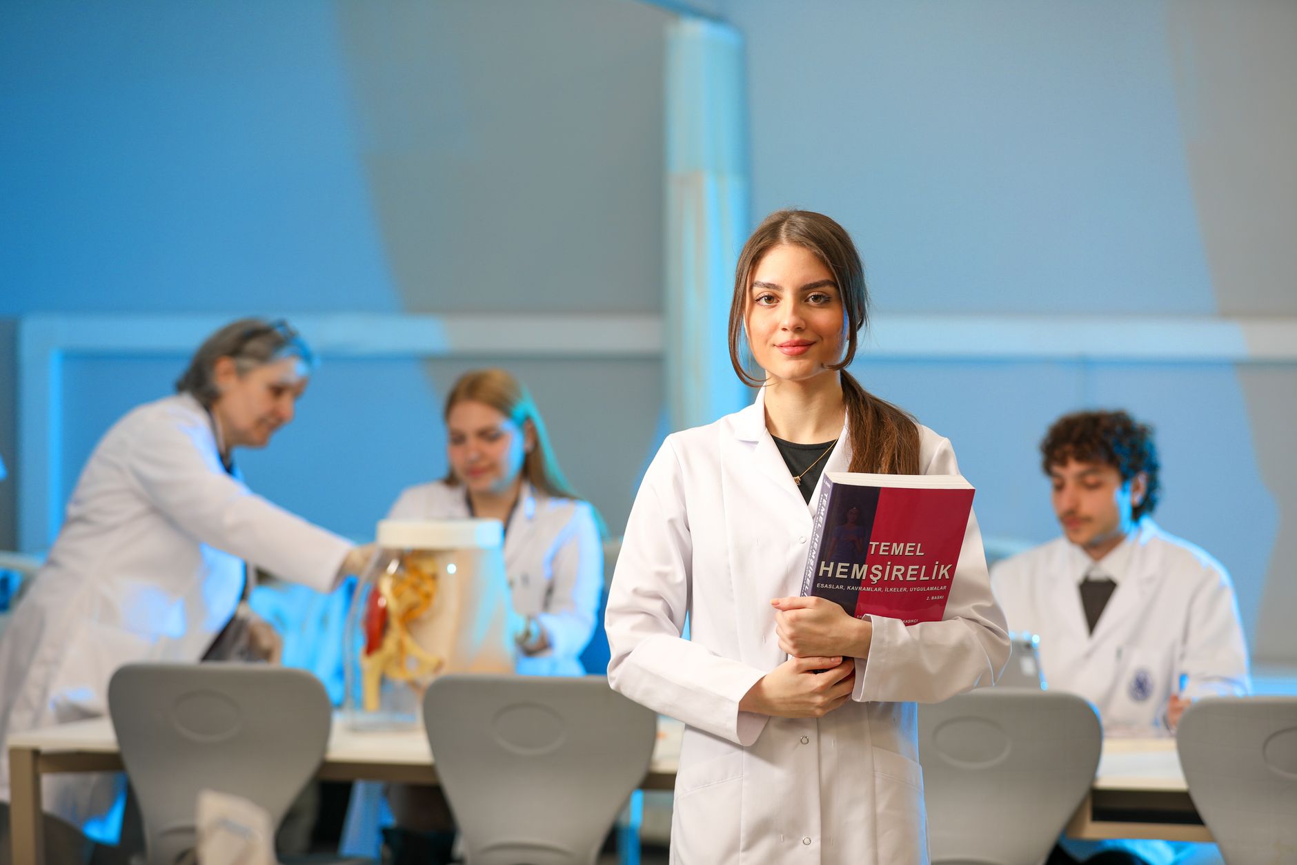 Bir kadının el çantasının anatomisi